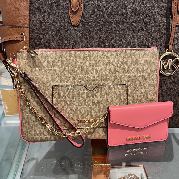 MICHAEL KORS JET SET ITEM LG 2 in 1 CARD CASE & WRISTLET
Tea Rose 
NWT - Picture 7 of 16